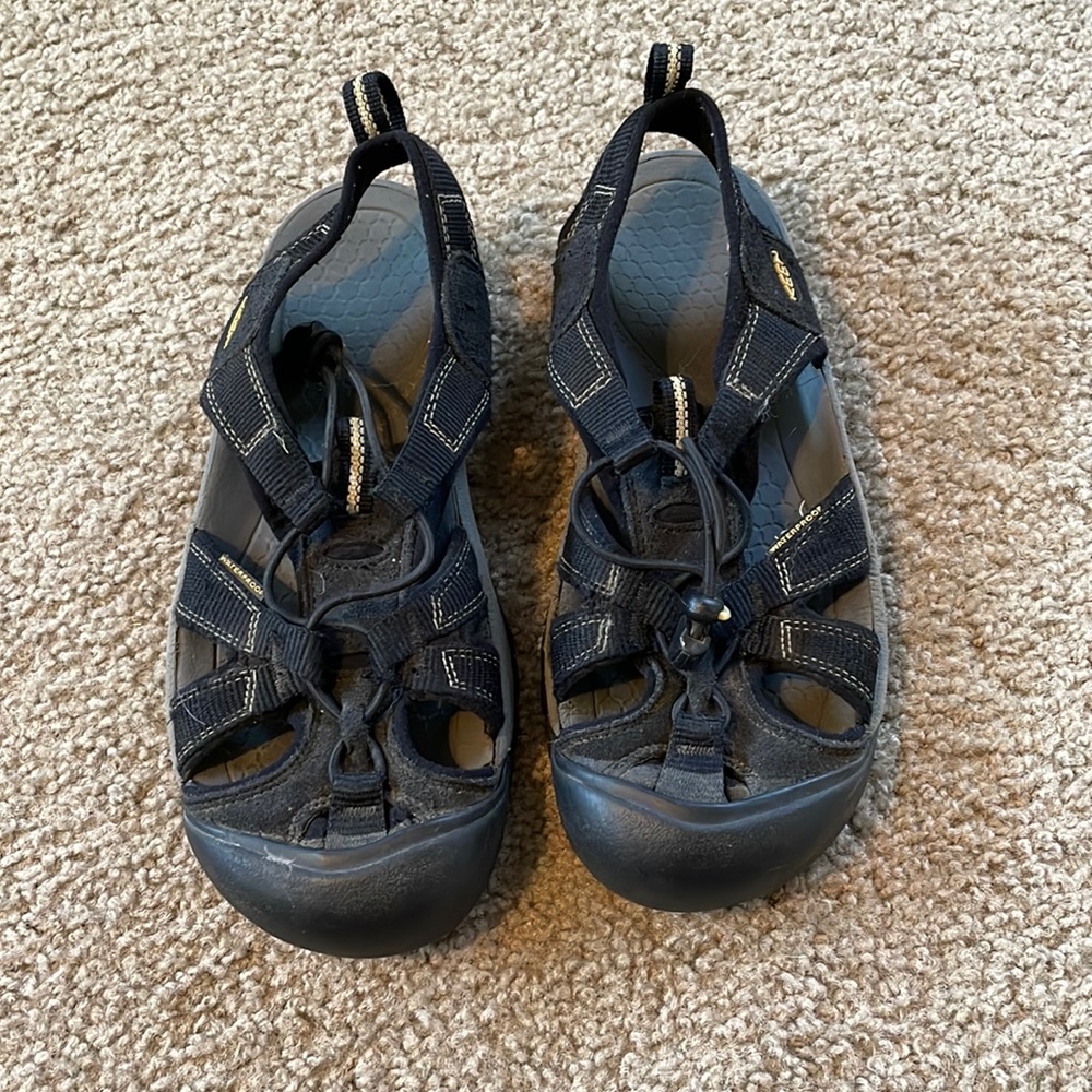 Size 8.5 women’s Keen